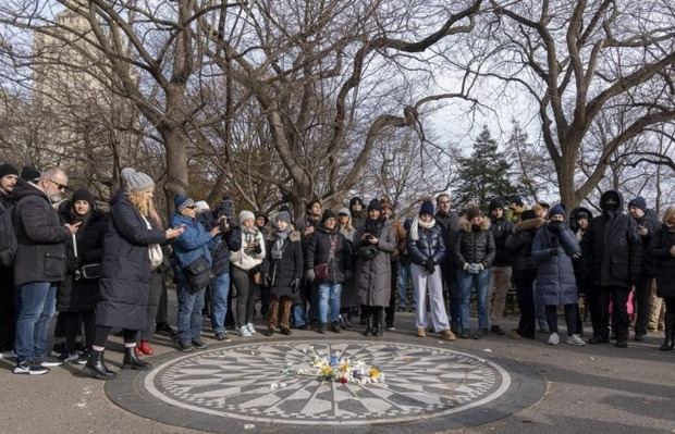 John vive: fans rinden homenaje a Lennon en Central Park.