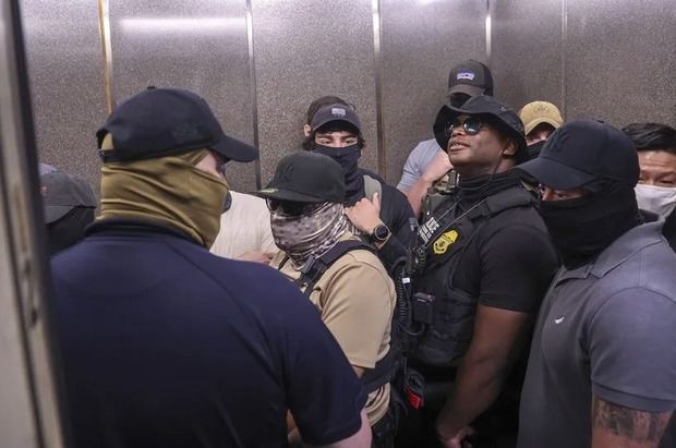 Agentes federales supervisan las audiencias de la corte de inmigración en el Edificio Federal Jacob K. Javits en Nueva York, en una fotografía de archivo.