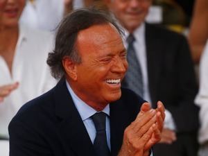 Dos exempleadas acusan a Julio Iglesias de agresión sexual y vejaciones