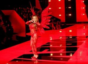 Karol G brilla en Victoria’s Secret 2025