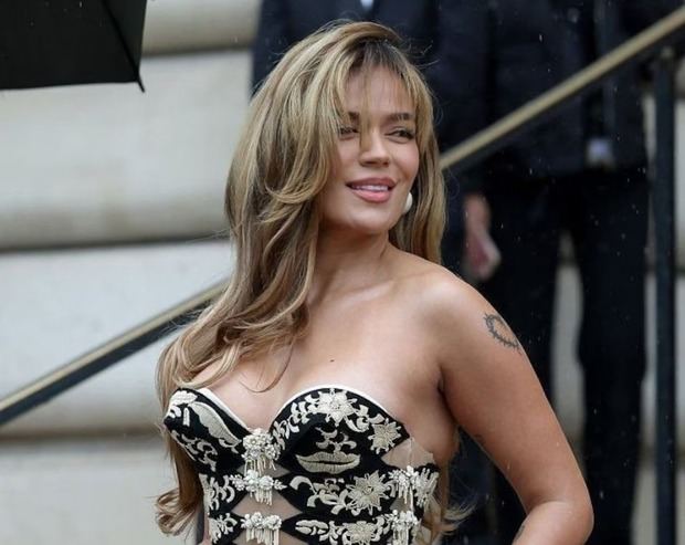 Karol G deslumbró en su primera aparición en el ‘París Fashion Week’