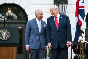 Fotografía que muestra al presidente de los Estados Unidos, Donald Trump (d), junto al rey Carlos III del Reino Unido durante su visita a Washington.