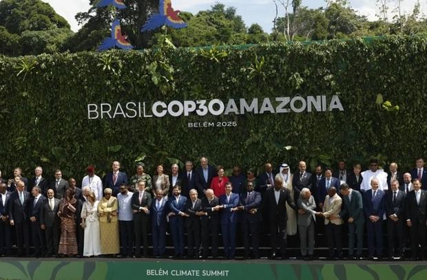 El presidente de Brasil, Luiz Inácio Lula da Silva, posa junto a los asistentes a la cumbre de líderes de la COP30.