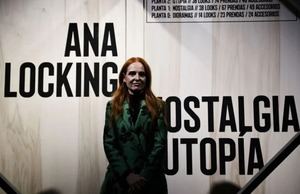 Ana Locking celebra 30 años en la moda con exposición que explora emoción y arte