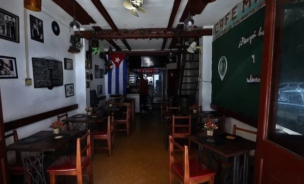 Fotografía que muestra el interior de un restaurante privado sin electricidad este miércoles, en La Habana (Cuba).