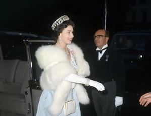 Cerca de 200 piezas del vestuario de la reina Isabel II serán exhibidas