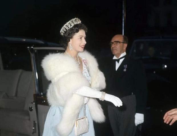 Cerca de 200 piezas del vestuario de la reina Isabel II serán exhibidas.