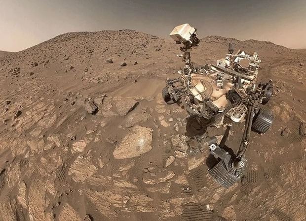 Fotografía cedida que muestra los trabajos de investigación de róver Perseverance en el planeta Marte, donde ha encontrado posibles rastros de vida del pasado.