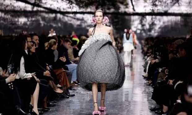 París vibra con subastas y exposiciones en la semana de la alta costura.