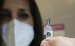 La vacuna contra el VPH previene el cáncer de cuello de útero.