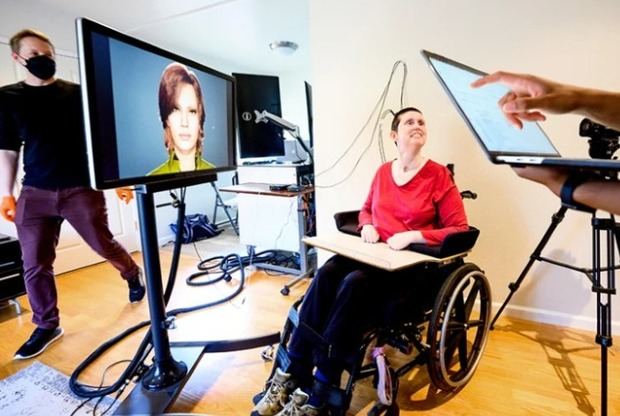 Inteligencia artificial devuelve la voz a personas con Esclerosis Lateral Amiotrófica.