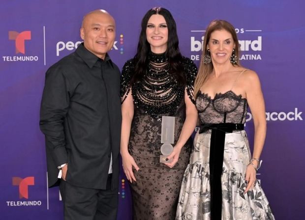 Laura Pausini, ganadora del premio Billboard Icon Award, posa con Mike Van y Leila Cobo en los Latin Billboard 2025.