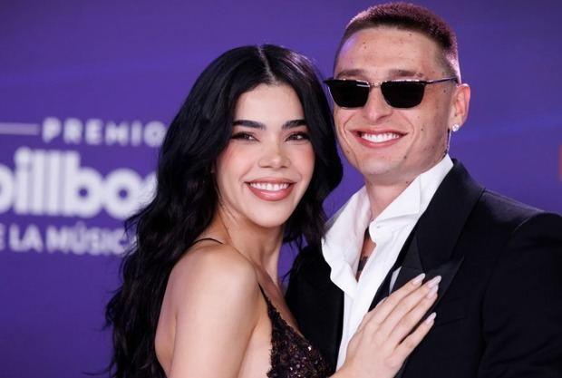 Kenia Os y Peso Pluma llegan a la alfombra roja de los premios Billboard de la Música Latina 2025.