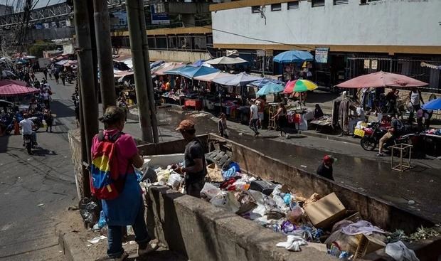 Personas buscan en la basura en Caracas - Venezuela.