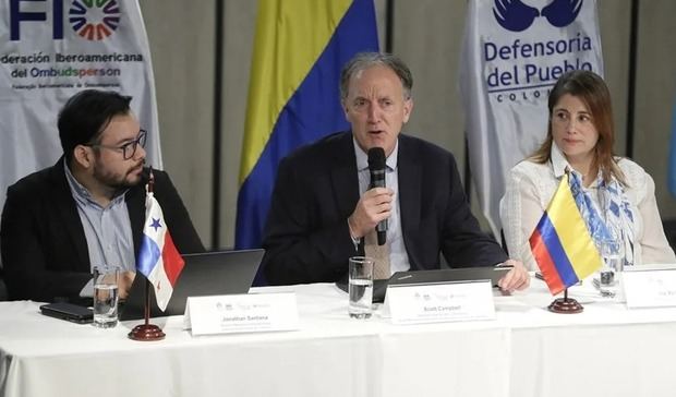 El representante del Alto Comisionado de las Naciones Unidas para los Derechos Humanos en Colombia, Scott Campbell (c), habla durante una rueda de prensa este viernes, en Bogotá (Colombia). 