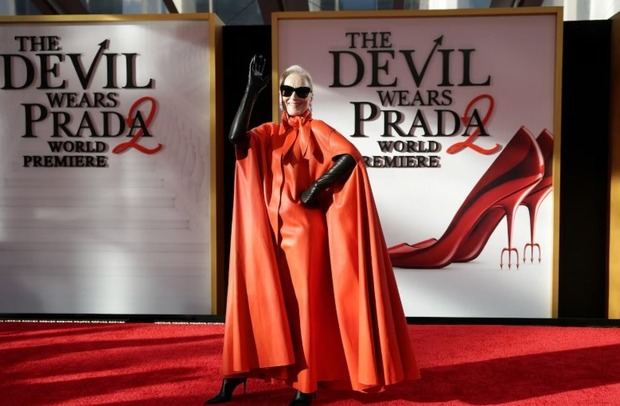 Meryl Streep eligió una capa de cuero con guantes para el estreno de 'El Diablo viste a la Moda 2'.
