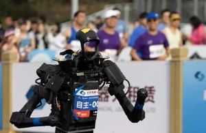 21 kilómetros en 48 minutos. Esta fue la marca del robot 'Relámpago' que pulverizó récords en la media maratón de Pekín.