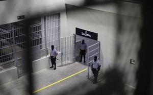 HRW revela abusos en cárcel de Bukele contra migrantes venezolanos