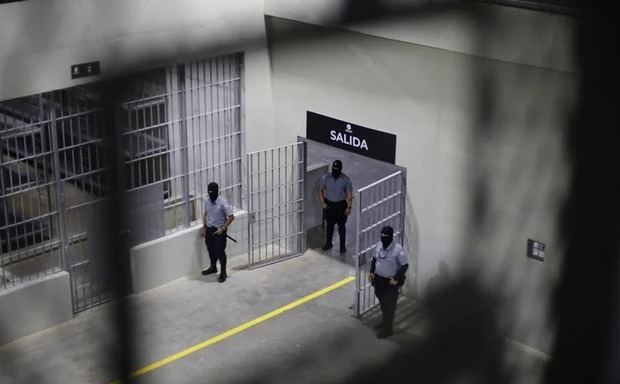 HRW revela abusos en cárcel de Bukele contra migrantes venezolanos.