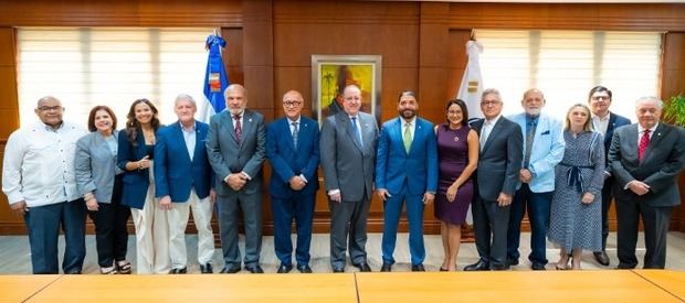 Magín Díaz impulsa diálogo con gremios para fortalecer la economía nacional.
