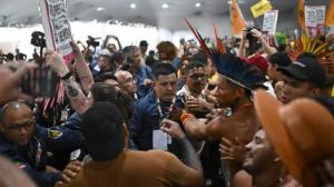 Protesta indígena irrumpe en la COP30: “Nuestra tierra no está en venta”