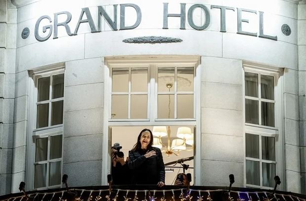 María Corina Machado saluda a sus seguidores a su llegada a Oslo.