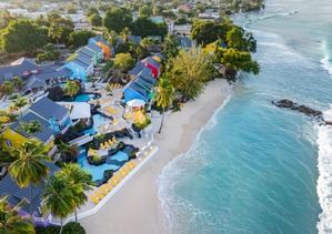 El resort, completamente reinventado, llega a la costa oeste de Barbados con una propuesta que celebra el color, la creatividad y la comunidad.