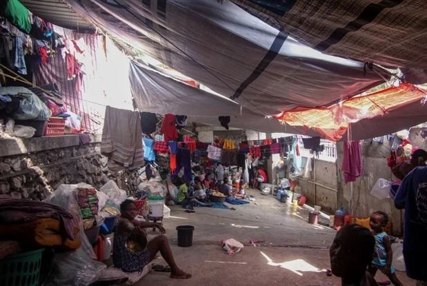 Fotografía del 14 de agosto de 2025 de personas viviendo en el campamento de refugiados de la Oficina de Protección al Ciudadano (OPC), en Puerto Príncipe (Haití).