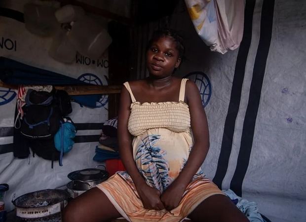 Fotografía del 14 de agosto de 2025 de Israel Sabrina, una mujer embarazada de 20 años, posando en el campamento de refugiados de la Oficina de Protección al Ciudadano (OPC), en Puerto Príncipe (Haití).