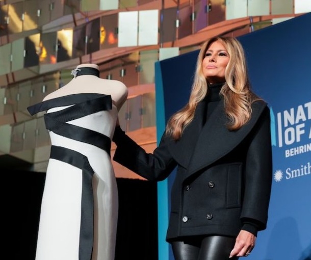Melania Trump hace historia en el Smithsonian con su segundo vestido inaugural.