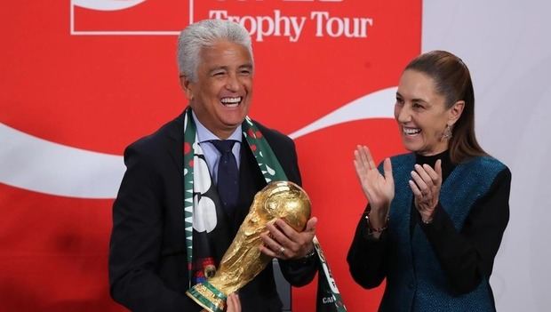 El exjugador brasileño Bebeto sostiene el trofeo de la Copa Mundial de Fútbol junto a la presidenta de México, Claudia Sheinbaum.