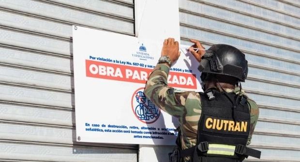 MIVED clausura 11 establecimientos por falta de licencias en Santo Domingo.
