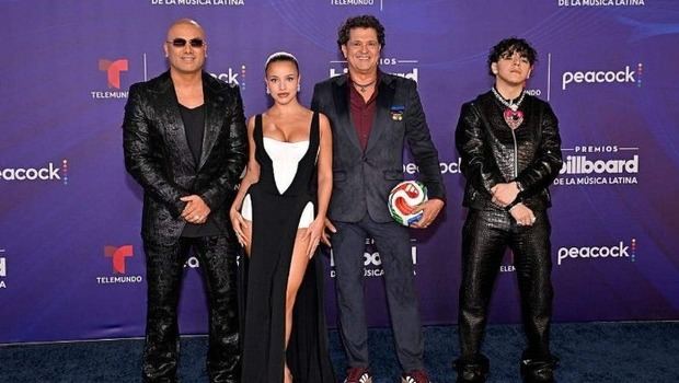 De izq. a der. Wisin, Emilia Mernes, Carlos Vives y Xavi posan en la alfombra azul de los premios Latin Billboard celebrado el 23 de octubre de 2025 en el James L. Knight Center en Miami, Florida.