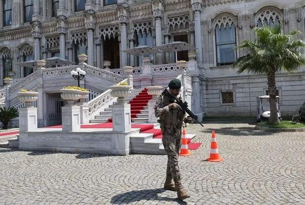 Un miembro de las fuerzas especiales de la policía turca hacía guardia frente al Palacio Ciragan, sede de la segunda ronda de negociaciones entre Rusia y Ucrania, celebrada en Estambul el pasado mes de junio. 