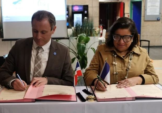 Intercambio cultural entre Santo Domingo y Francia.