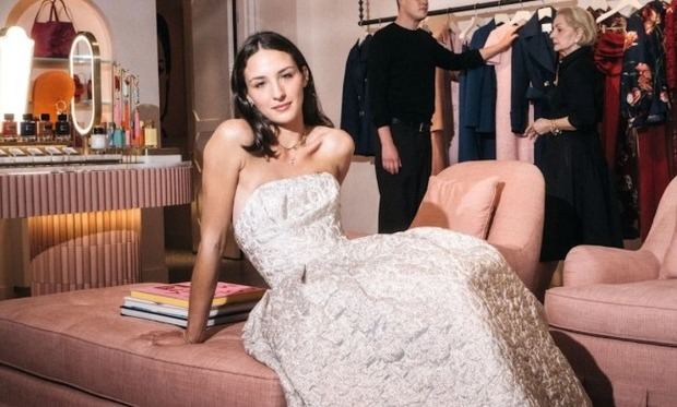 Nieta de Carolina Herrera protagoniza el legendario Baile de debutantes de París.