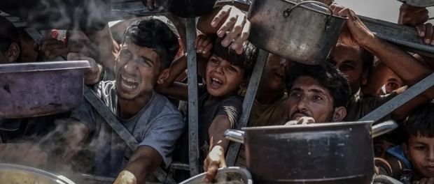 Palestinos hacen colas para recibir un poco de comida