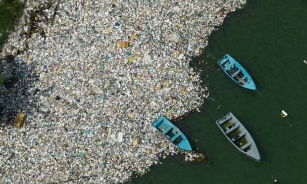 Contaminación por plásticos en la desembocadura del río Haina