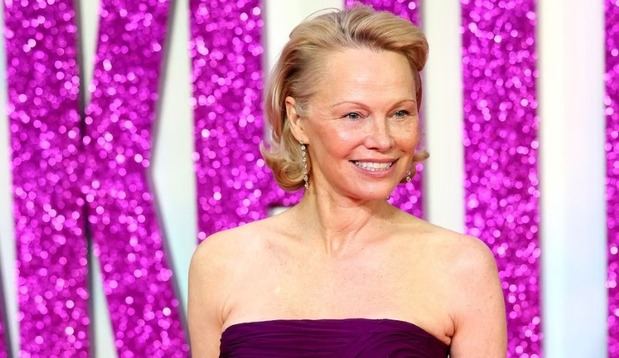 Pamela Anderson redefine la autenticidad y el éxito en la cultura pop a los 58 años