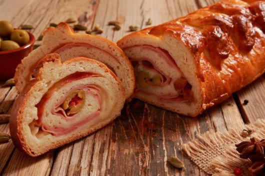 Prepara un delicioso pan de jamón con prosciutto.