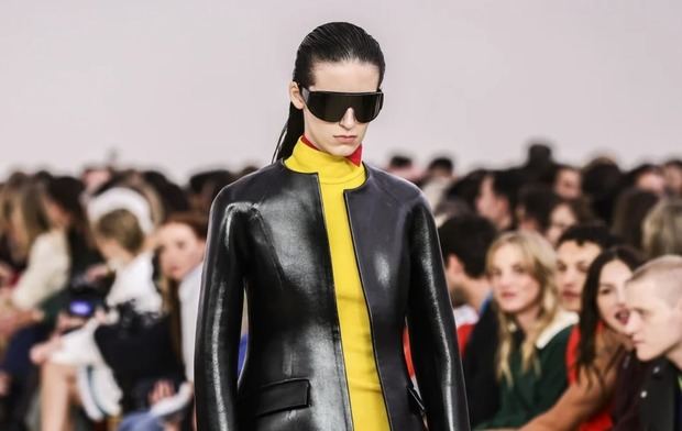 Entre las propuestas de los grandes diseñadores para mujer de cara a la próxima temporada de primavera y verano, también se perfilaron otras tendencias.