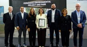 La secretaria general del ADN, Elizabeth Mateo recibió el premio en nombre de la alcaldesa Carolina Mejía.