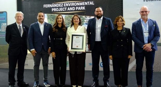 La secretaria general del ADN, Elizabeth Mateo recibió el premio en nombre de la alcaldesa Carolina Mejía.