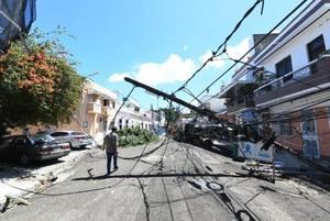 Lluvias dejan calles bloqueadas y árboles caídos en el Gran Santo Domingo