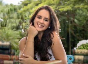 Rosa Lía Gilbert lanza su poemario bilingüe Under the Samán Tree