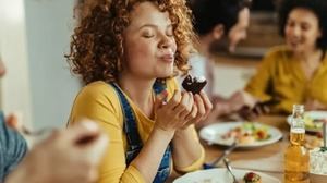 El “segundo estómago”: la razón científica por la que podemos comer postre aunque estemos llenos