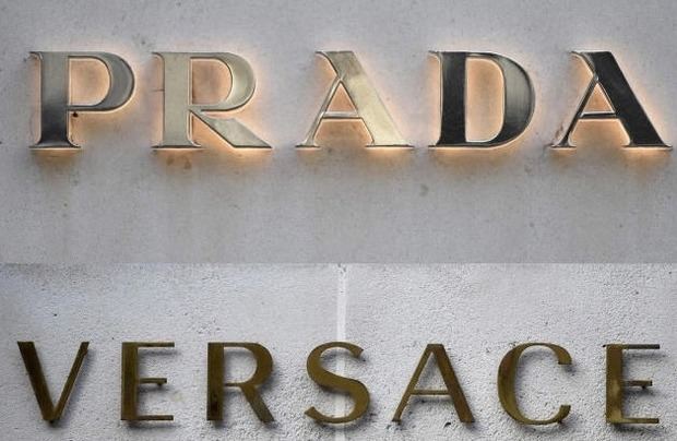 Prada completa la compra de Versace por 1.250 millones de euros.