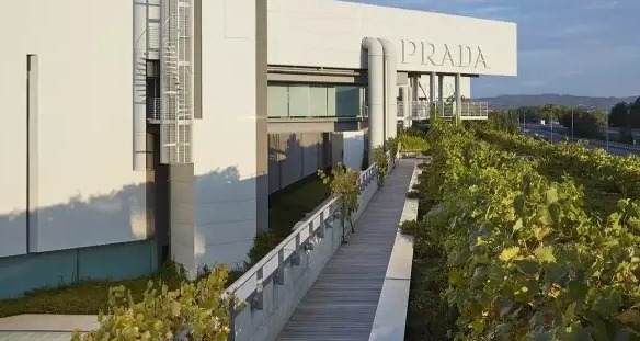 Prada transforma polémica en alianza con artesanos indios.