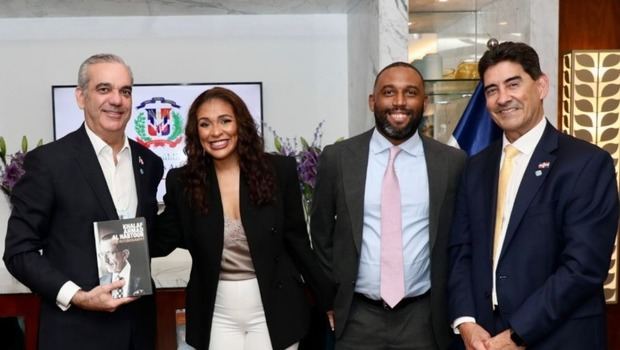 Presidente Abinader se reúne con dominicanos en Emiratos Árabes.