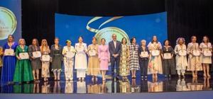 Presidente Abinader reconoce y distingue a 22 dominicanas con Medalla al Mérito de la Mujer